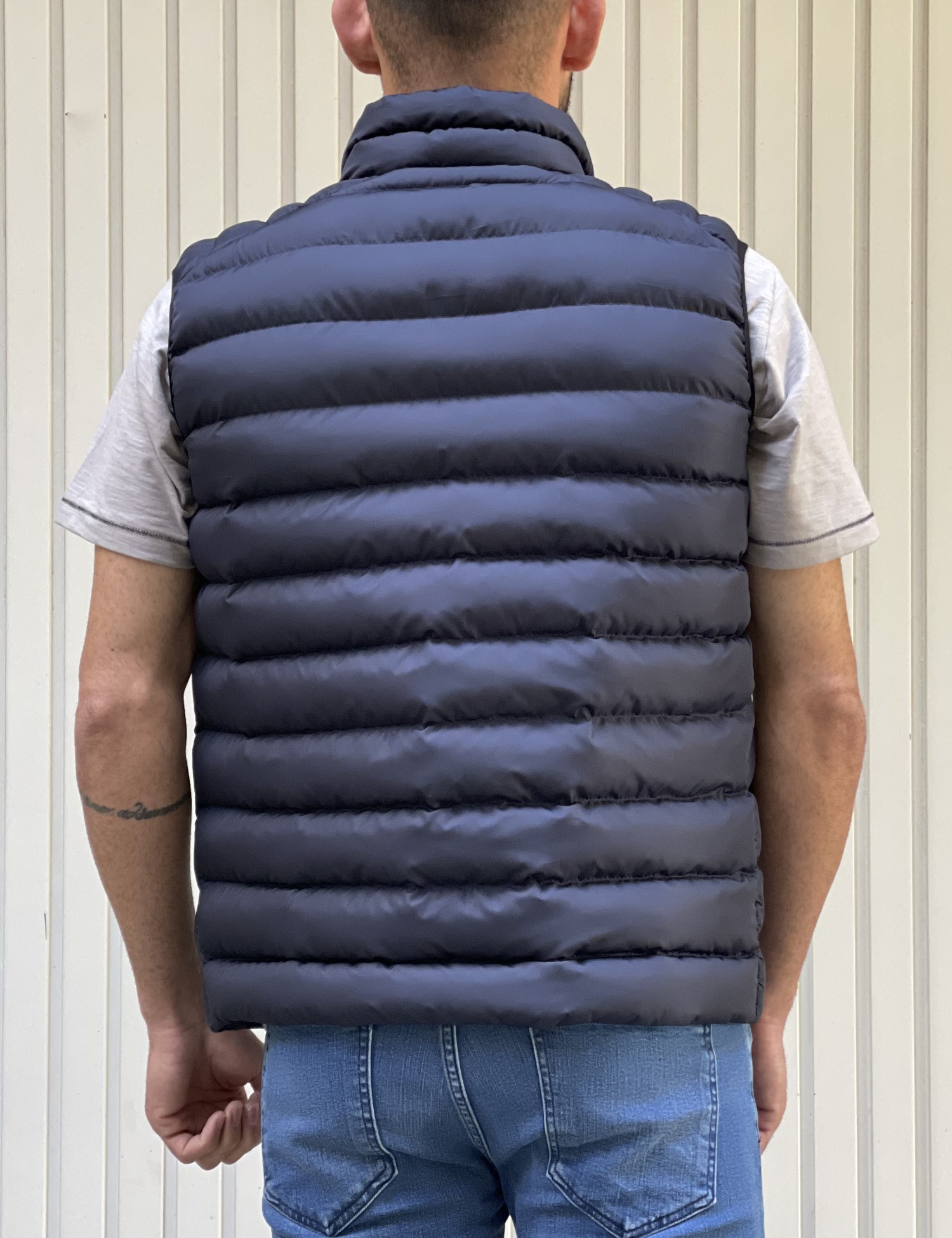 Ανδρικό μπλε καπιτονέ αμάνικο μπουφάν με αποσπώμενη κουκούλα 3408M φωτογραφία